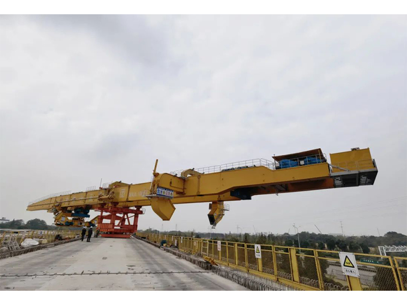 新建高铁上：千吨架桥机空中转体​