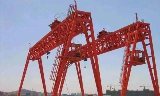 为了面子拒绝中国造，结果龙门吊被大风吹倒，7亿美元战舰被砸